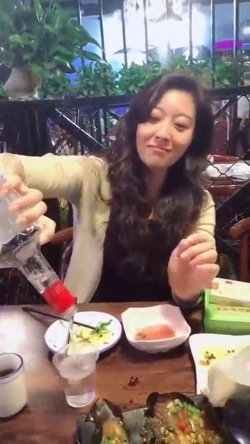 娱乐吃瓜酱十年八个孩子,十年间孕育八个孩子的传奇人生